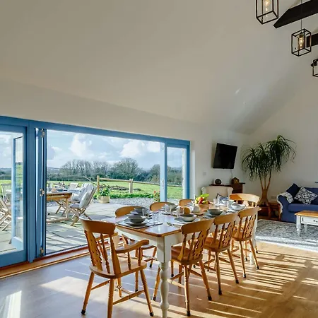 4 Bed In Helston 90391 *